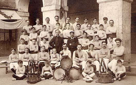 Groupe de
            gymnastes avec clairons et tambours