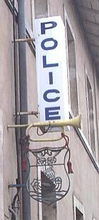 Le clairon enseigne de
            la police