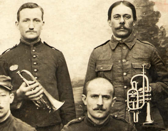Deux prisonniers franais joueurs de cornets  pistons