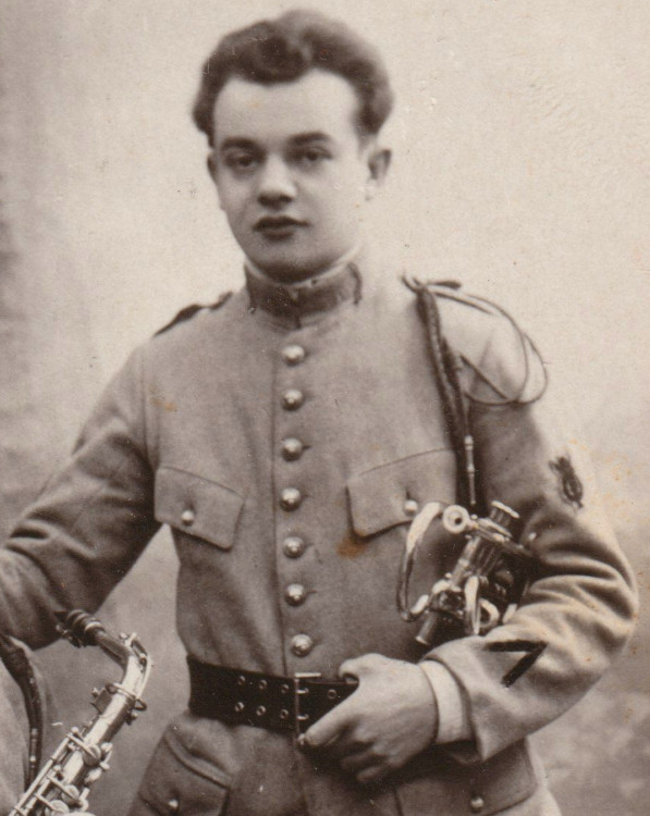 militaire joueur de cornet