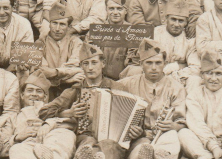 militaires avec
              accordoniste