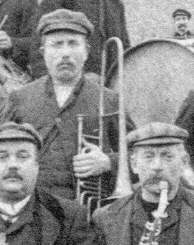Trombone dans un ensemble de musiciens chez les verriers en grêve à Manage et Familleureux (Belgique)