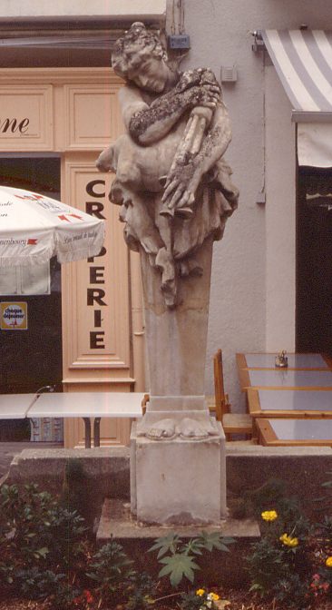 Béziers statue place de la Révolution