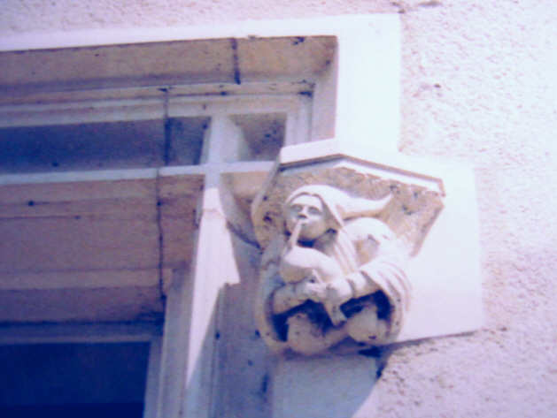 Culot d'encadrement de fenêtre avc cornemuseux à Blois
