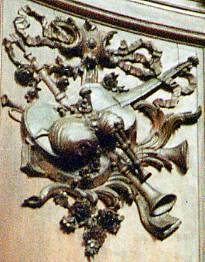 Trophée d'instruments de musique sur l'orgue de Douai