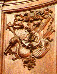 Trophée d'instruments de musique sur l'orgue de Douai