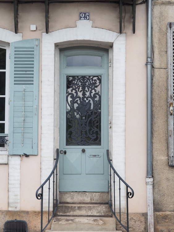 Joigny : grille de porte avec cornemuse