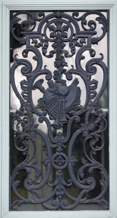 Joigny : grille de porte avec cornemuse dtail