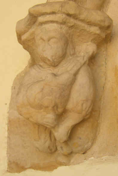 Cornemuseux sculpté à l'église de Levis-Saint-Nom