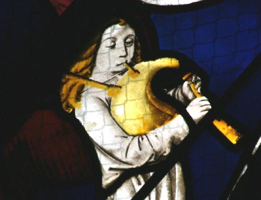 Ange à la cornemuse sur vitrail à Moulins (Allier)
