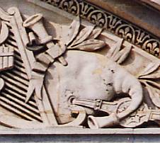 Bas relief sur le Palais du Louvre à Paris : détail cornemuse