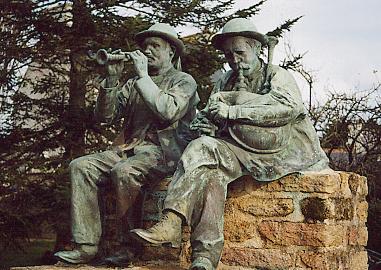 Plozevet : monument aux sonneurs