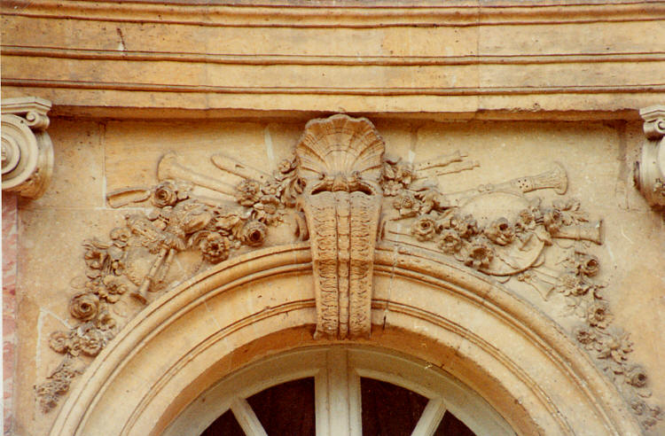 Versailles, tympan d'une fenêtre du Grand Trianon